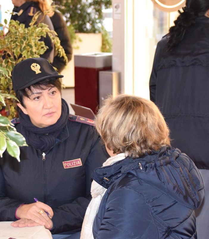 Gazebo della Polizia di Stato al “Nuovo Borgo” per sensibilizzare sulla violenza di genere