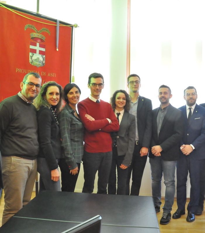 Foto d'archivio del Consiglio provinciale con, al centro, il presidente Lanfranco