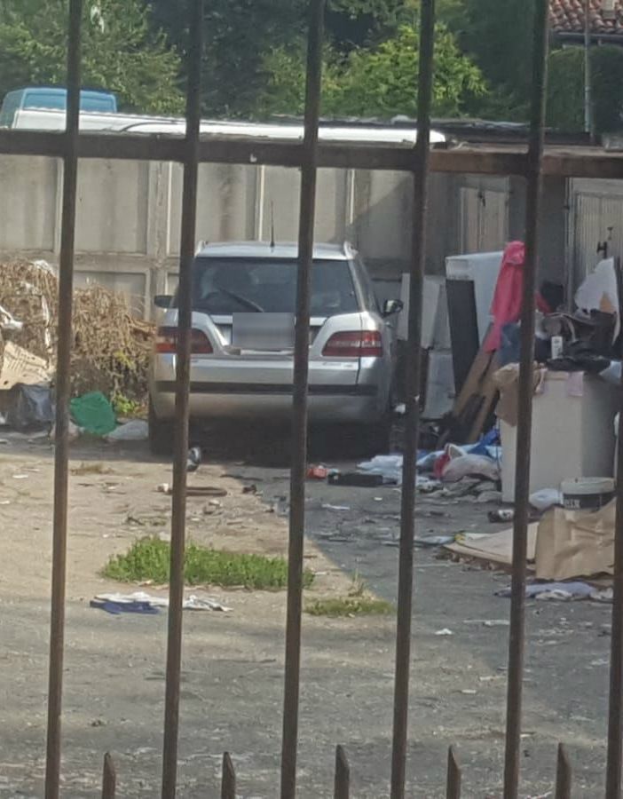 Asti: rottami e immondizia abbandonati da oltre un anno in un cortile di via Lungo Tanaro
