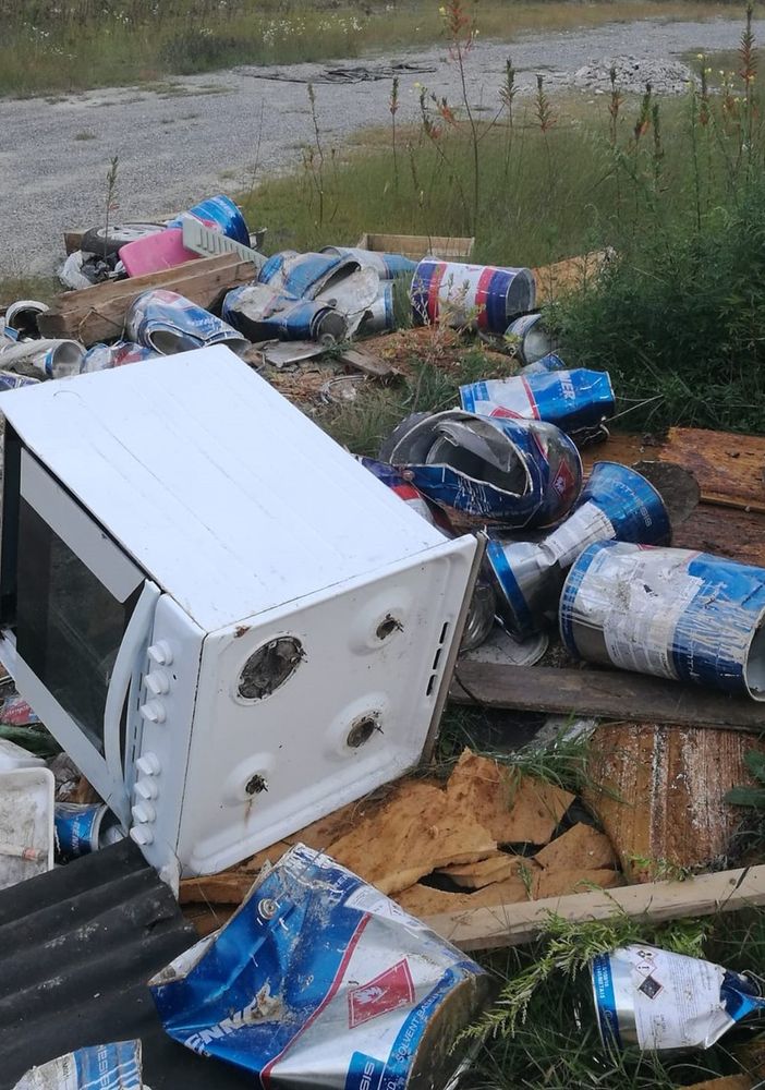 Cavi elettrici, vecchi mobili, bidoni di solventi: discarica a cielo aperto agli Stagni di Belangero [Fotogallery]