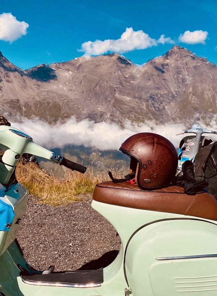 La Vespa Piaggio fa tappa a Limone Piemonte per una domenica dedicata agli appassionati di questa icona italiana degli anni 60