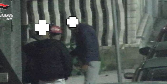 Una cessione avvenuta in corso Volta, nei pressi di una delle due basi della rete di spaccio. L'altra immagine inserita nell'articolo fa invece riferimento a corso Casale