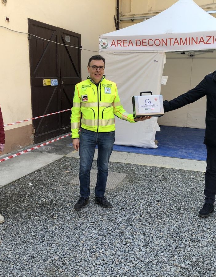 Federico Braggio presidente del R.C. Canelli-Nizza Monferrato (a destra) durante la consegna  a Piero Bottero presidente della Croce Verde di Nizza con Lisella Martino presidente incoming del R.C. Canelli Nizza Monferrato.