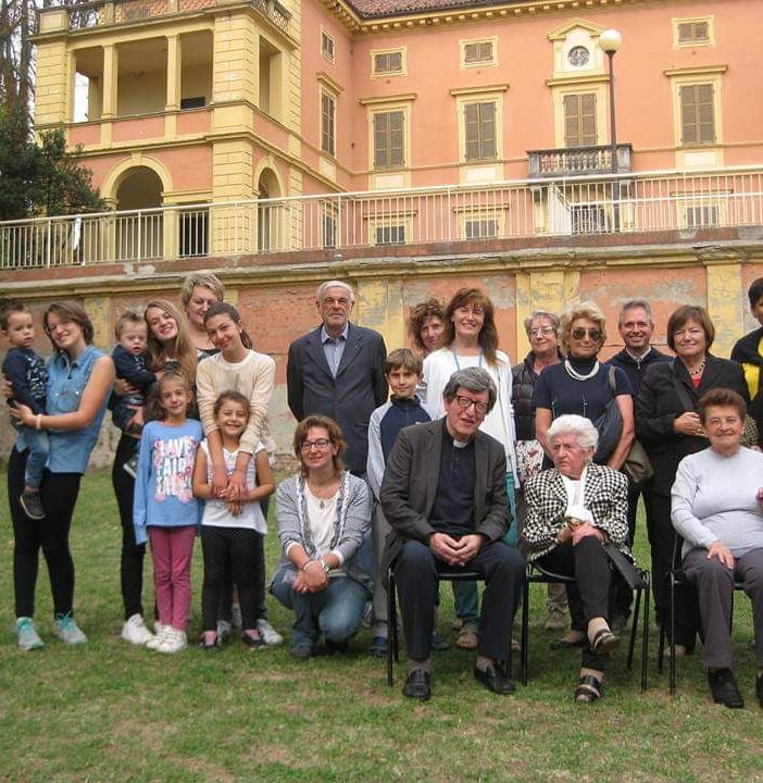 La signora Liliana siede acconto a don Vittorio Croce, ex vicario generale della Diocesi di Asti, durante una visita di una scolaresca a Villa Badoglio.