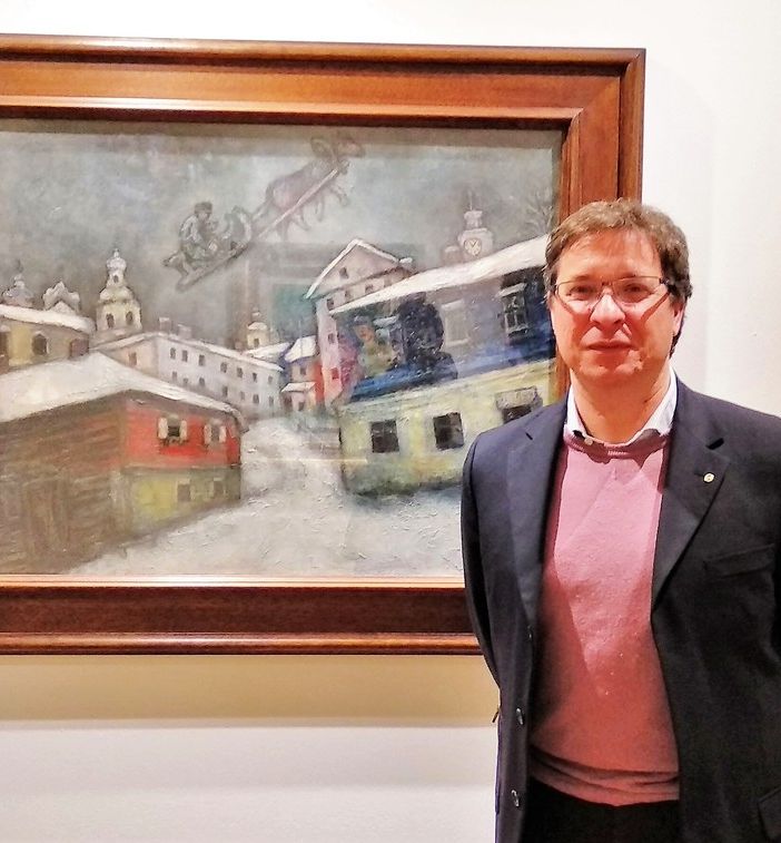 Il dott. Ghisi ritratto di fronte a una delle opere di Marc Chagall in mostra presso Palazzo Mazzetti