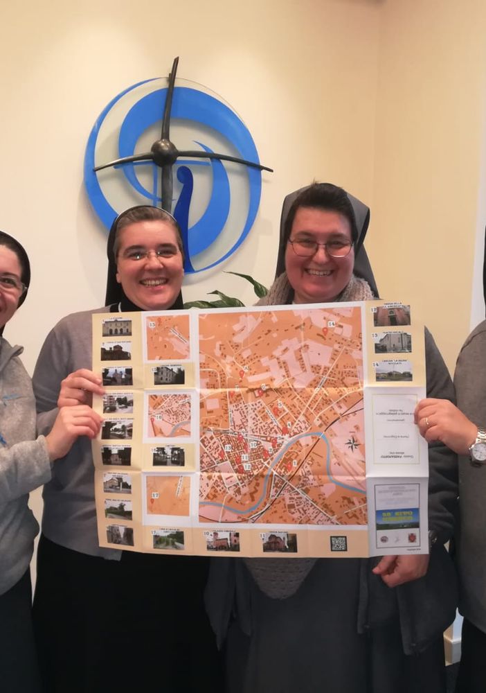 Suore francescane con la cartina salesiana