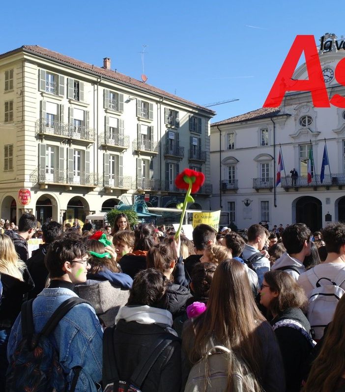 Un'immagine della manifestazione astigiana del 15 marzo scorso, con piazza San Secondo pacificamente &quot;invasa&quot; da un migliaio di studenti