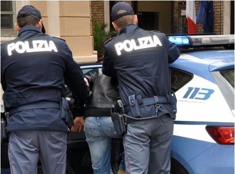 Spacciatore arrestato dagli agenti delle Volanti