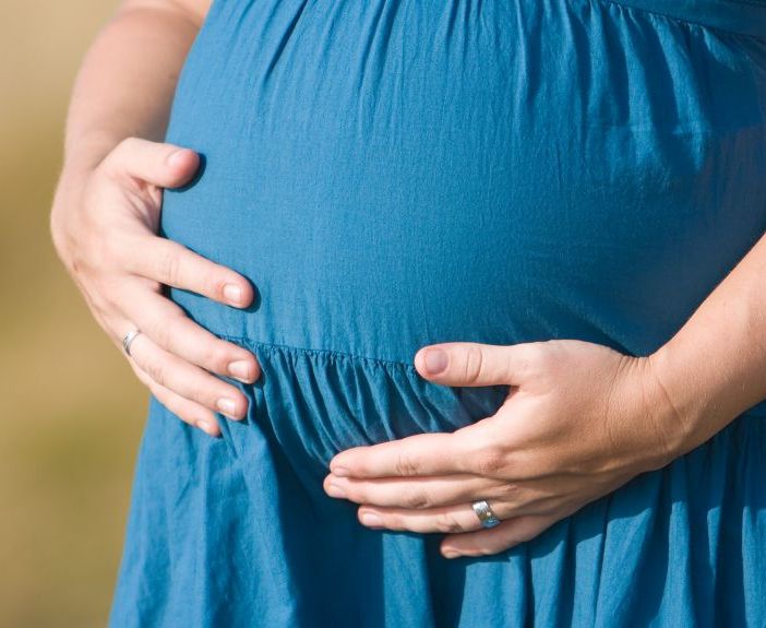 Urta una donna incinta e fugge, la Municipale sulle tracce del pirata della strada