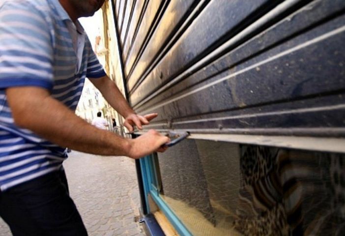 Chiusi per incidente stradale, infortunio e malattia: in via Morelli il “triangolo delle Bermude” del commercio