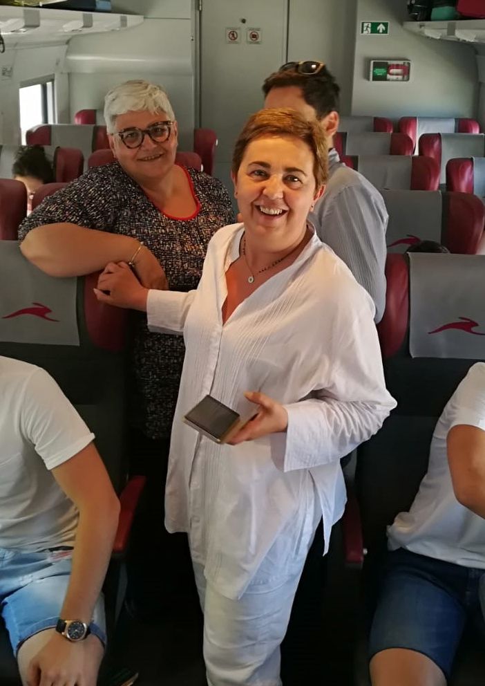 La presidente dell'Ordine dei Geometri, Donatella Curletto (al centro) con alcuni dei ragazzi premiati, ritratti sul treno con il quale stanno raggiungendo Roma in vista della premiazione in programma domani mattina