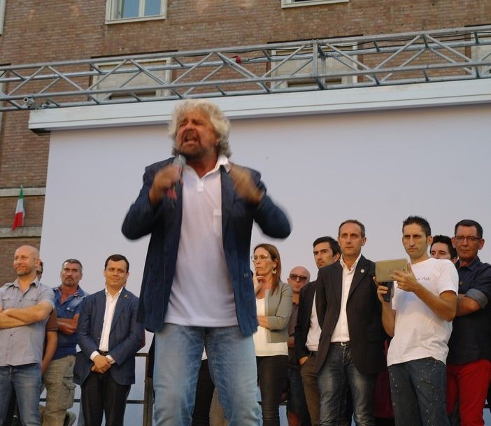 Nella foto, risalente al giugno 2017, un momento dell'intervento astigiano di Beppe Grillo, fondatore del Movimento. Alle sue spalle si riconoscono, tra gli altri, il consigliere Spata (secondo da sinistra, a braccia conserte), il candidato consigliere regionale Marco Allegretti (in giacca, accanto a Spata), l'europarlamentare Tiziana Beghin (alle spalle di Grillo) e il capogruppo in Consiglio comunale Massimo Cerruti (in giacca, a fianco della Beghin)