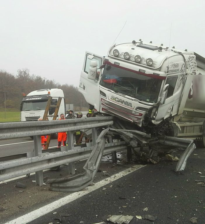 Spettacolare incidente stradale sul tratto astigiano dell'A21