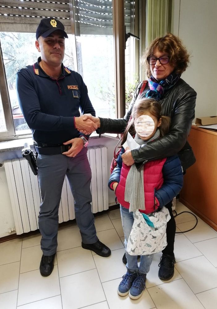 Turista inglese in visita ad Asti ritrova portafogli e documenti grazie alla solerzia del personale della Questura