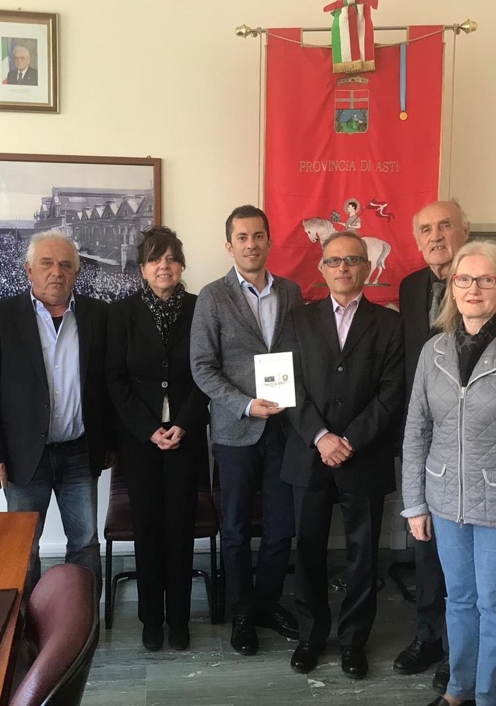 Il neo maestro Pierluigi Rossi accanto al presidente della Provincia, la moglie (a destra del Presidente) e la delegazione dei Maestri del Lavoro di Asti
