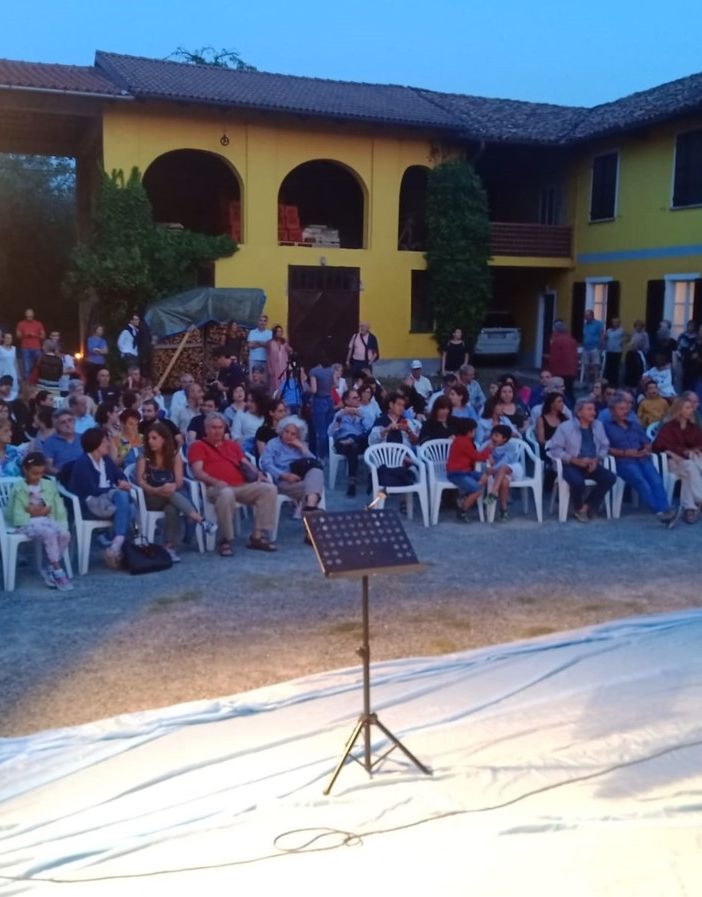 Oltre 150 persone, tutte con lo sguardo rivolto al cielo, hanno partecipato a “Guarda che Luna!”