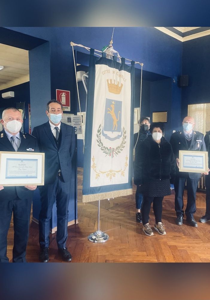 In foto il Comandante Diego Zoppini, il Sindaco Paolo Lanzavecchia, il Segretario Generale Avv. Michela Parisi Ferroni, l’Assessore Raffaella Basso, il Vice Comandante Pier Angelo Villare e il Vicesindaco Paolo Gandolfo
