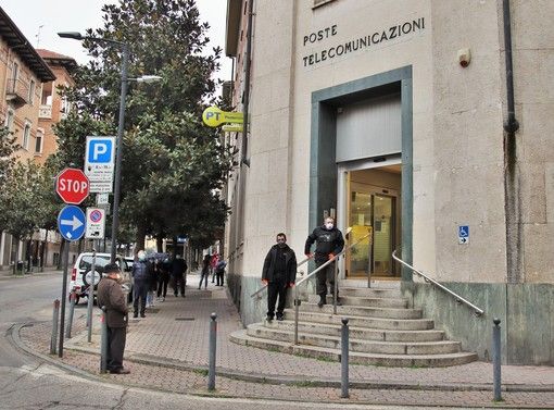 Nella foto, scattata il 27 marzo da Efrem Zanchettin, una delle prime giornate di consegna delle pensioni &quot;scaglionate&quot;, file ordinate di fronte alle Poste centrali di corso Dante