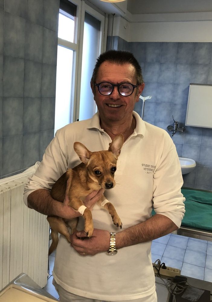 Il dottor Gian Paolo Squassino con un piccolo paziente