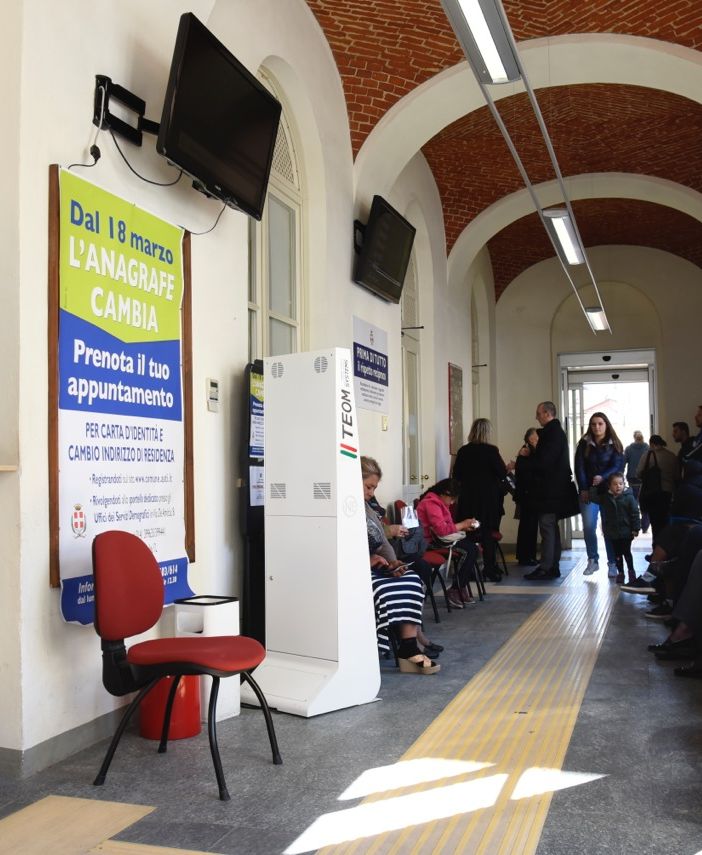 La sala d'attesa dell'ufficio Anagrafe di Asti