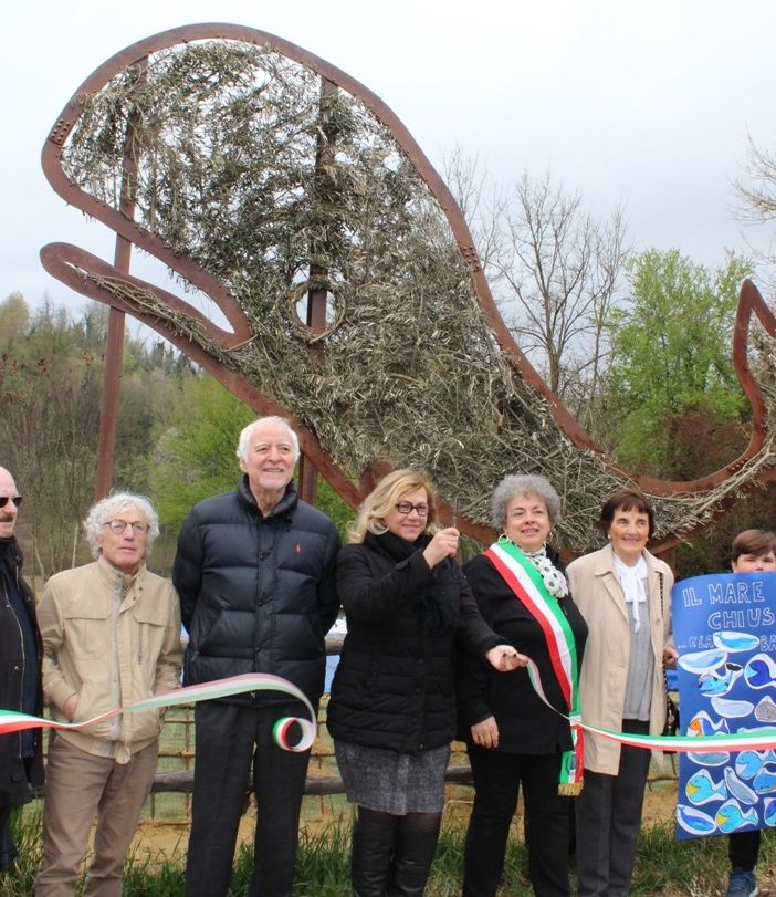 Il taglio del nastro della scultura