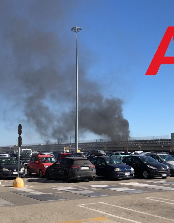 Il denso fumo è perfettamente visibile da corso Alessandira e corso Casale, come testimonia questo scatto realizzato nel parcheggio del Borgo Il denso fumo è perfettamente visibile da corso Alessandira e corso Casale, come testimonia questo scatto realizzato nel parcheggio del Borgo