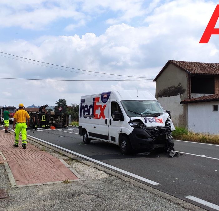 Incidente stradale sulla statale Asti-Alba tra un camion della nettezza urbana e un furgone di un corriere: un ferito lieve e strada interrotta [VIDEO]