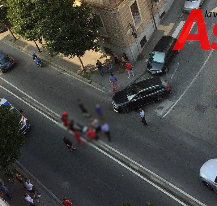 Le fotografie dei soccorsi, inerenti l'incidente avvenuto in corso Dante, sono state opacizzate per non rischiare di urtare la sensibilità dei lettori