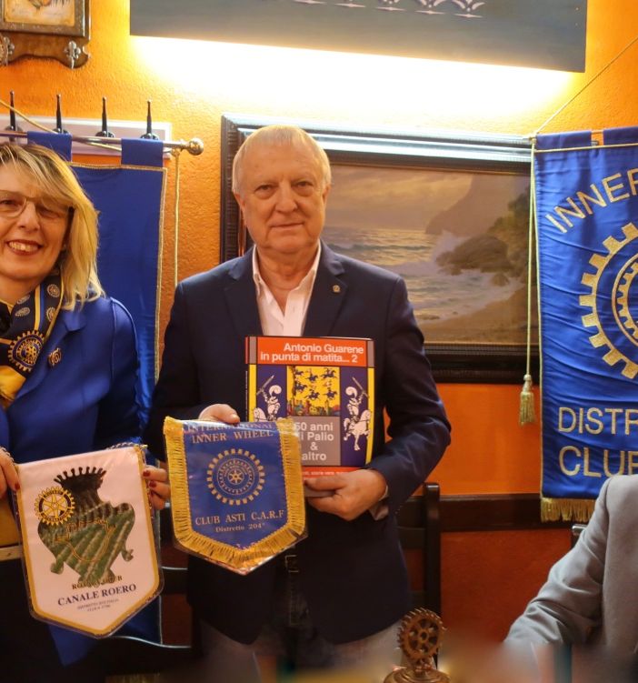 lo scambio di gagliardetti tra i due presidenti, sotto lo sguardo attento del rotariano Andrea Rossano