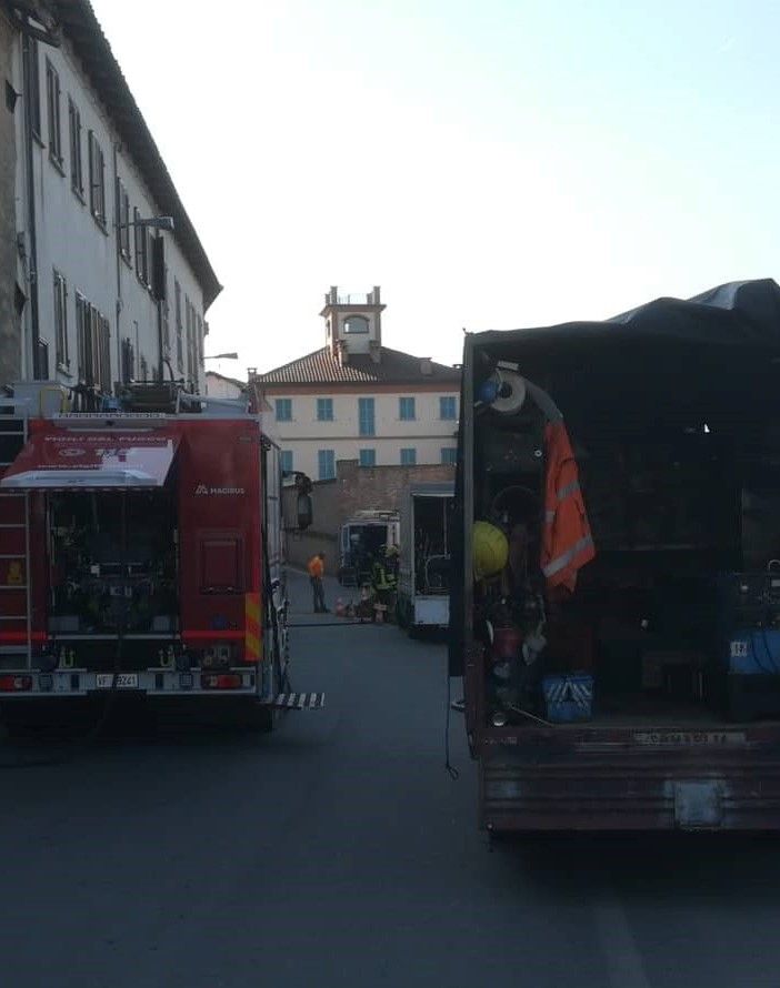 Revigliasco: tubo del gas tranciato durante degli scavi, sul posto i vigili del fuoco