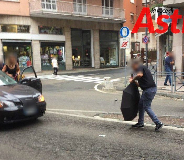 I momenti immediatamente successivi l'investimento di corso Dante. Per ovvi motivi di privacy, la bambina investita non è stata fotografata e abbiamo oscurato i volti di tutte le altre persone ritratte I momenti immediatamente successivi l'investimento di corso Dante. Per ovvi motivi di privacy, la bambina investita non è stata fotografata e abbiamo oscurato i volti di tutte le altre persone ritratte