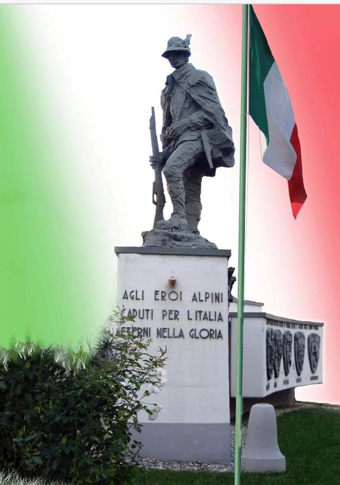 Il monumento agli Alpini in piazza della Libertà