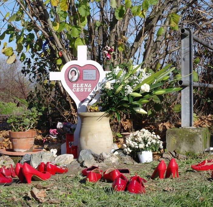 La croce posta in memoria nel punto in cui vennero ritrovati i resti di Elena Ceste