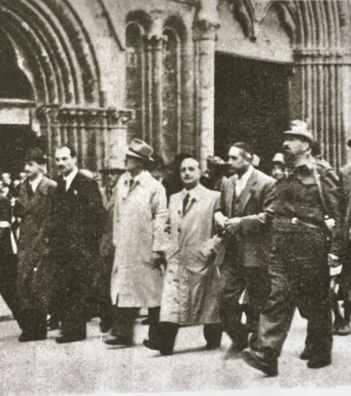 Una storica immagine scattata la mattina del 25 aprile 1945 in piazza San Secondo