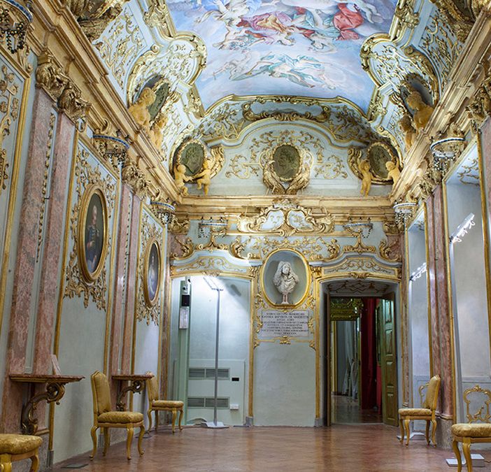 Una delle bellissime sale di Palazzo Mazzetti, tra i fiori all'occhiello artistici della città