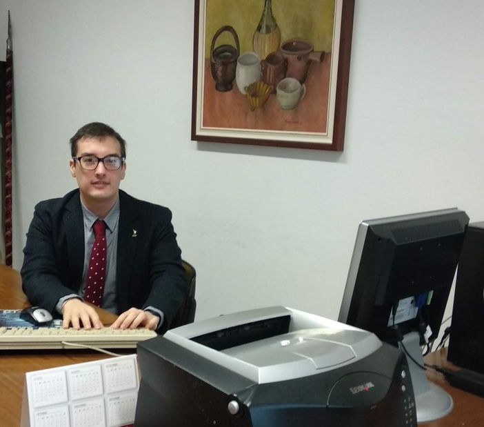 L'assessore Marco Bona ritratto nel suo ufficio