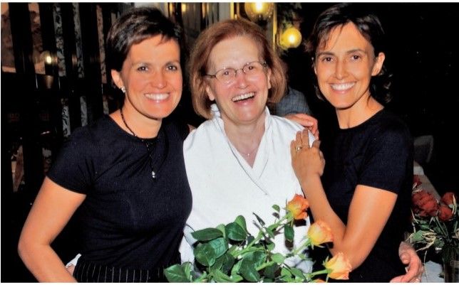 Maria Luisa Fassi (a sinistra) ritratta con la madre Pina e la sorella Maura