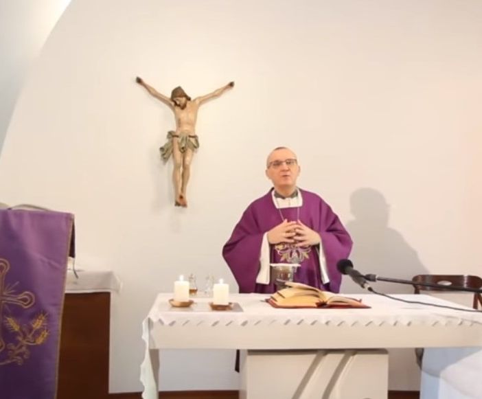 Fermo immagine di una precedente messa celebrata in streaming dal vescovo di Asti