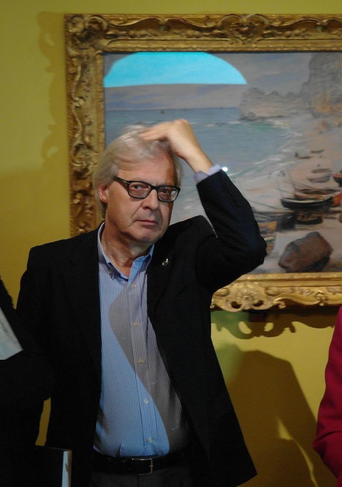 Vittorio Sgarbi ritratto tra il sindaco Maurizio Rasero e l'assessore regionale alla Cultura Vittoria Poggio