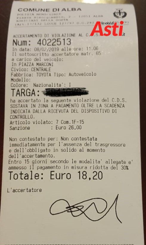 La multa comminata all'auto con i simboli del Comune di Asti