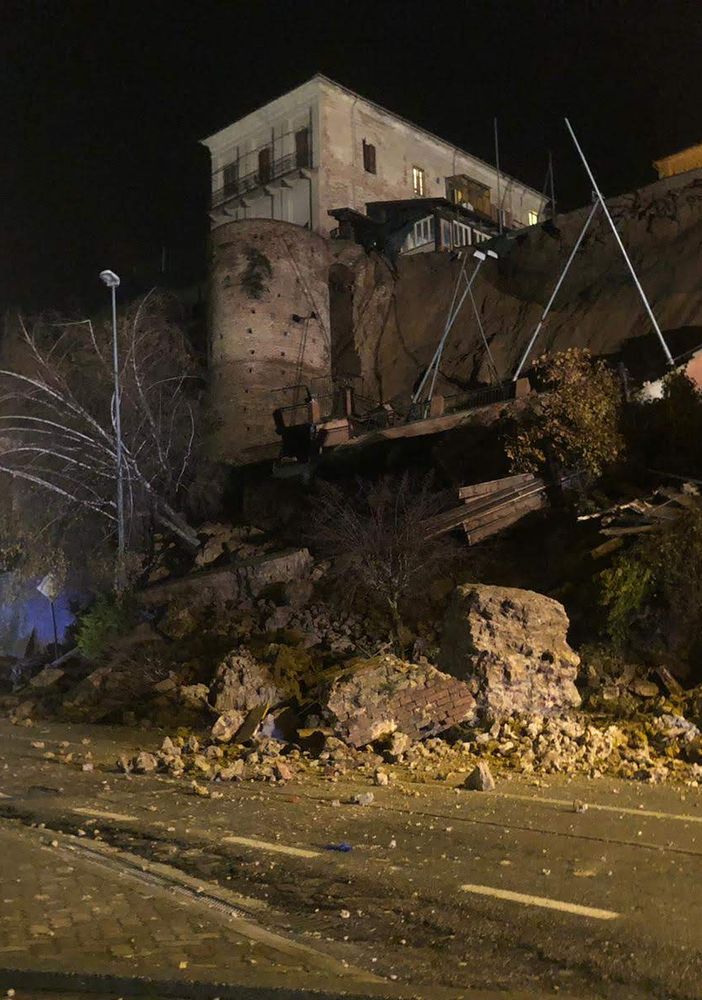 Il muraglione di via XXV Aprile a Moncalvo, crollato nei mesi scorsi, sarà tra le opere che riceveranno contributi