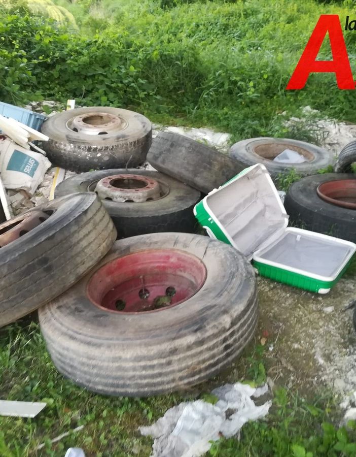Pneumatici, vecchie tv, un divano… di nuovo piena di rifiuti una discarica abusiva rimossa meno di un mese fa
