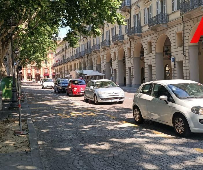 Gli astigiani ‘alla prova’ della prime fase della nuova viabilità in piazza Alfieri [FOTO E VIDEO]