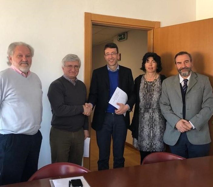 Momento della consegna del Libro Giancarlo Dapavo Angelo Porta Giovanni Messori Ioli Cristina Chialvi e Marco Devecchi