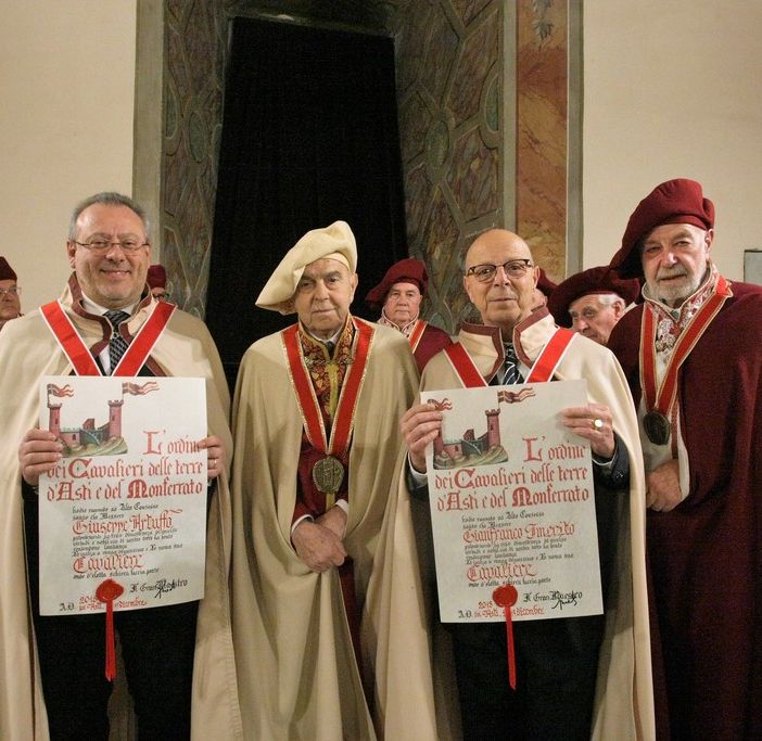 Il Gran Maestro Bracciale (al centro) con i neo Cavalieri