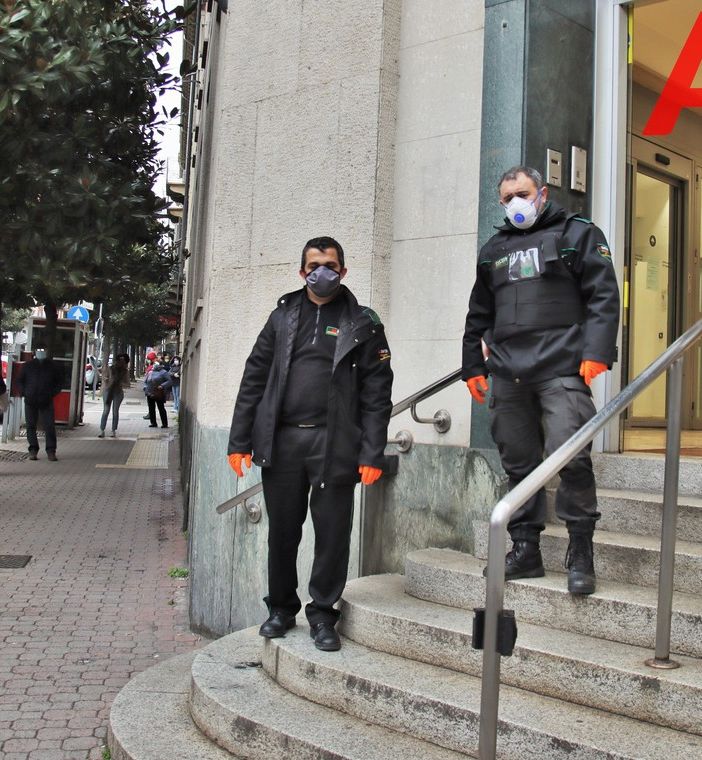 File ordinate anche di fronte alle Poste Centrali di corso Dante, ad Asti. Il tutto vigilato dal servizio d'ordine All Sytem (Foto di Efrem Zanchettin)