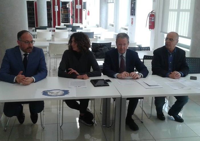 Il sindaco Maurizio Rasero, la presidente della Biblioteca Roberta Bellesini Faletti, il presidente dell'Ordine dei Giornalisti del Piemonte Alberto Sinigaglia e l'assessore comunale alla Cultura Gianfranco Imeriti ritratti nel corso della conferenza stampa