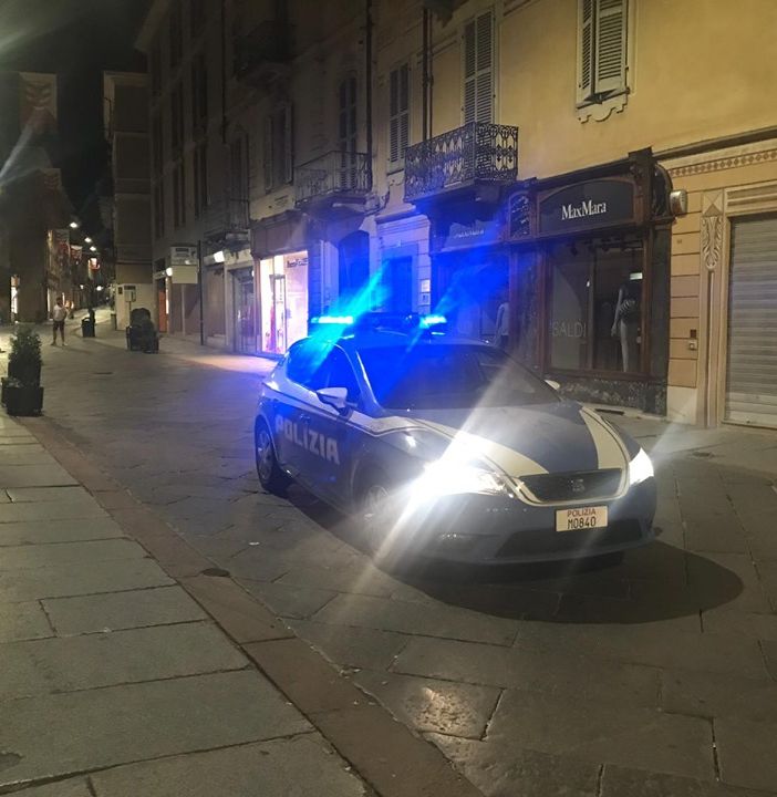 Una pattuuglia impegnata in un controllo notturno (foto d'archivio)