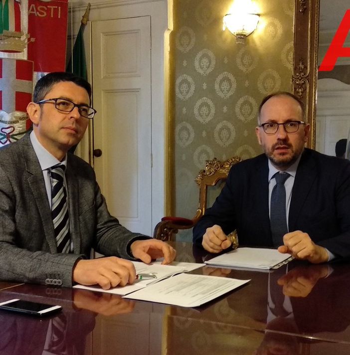 Il sindaco Rasero ritratto in una foto d'archivio con il segretario generale del Comune Giuseppe Formichella