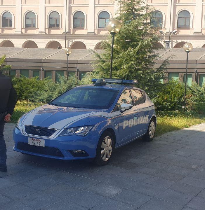 Camminava in tangenziale, ad Asti, scalzo e armato di bastone. Arrestato dalla Polizia